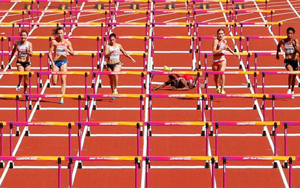 Londra’da kadınlar 100 metrede korku dolu anlar