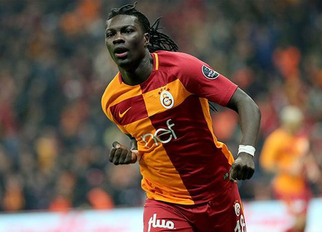 Gomis bir anda yere yığıldı! Yıldız futbolcu bayıldı