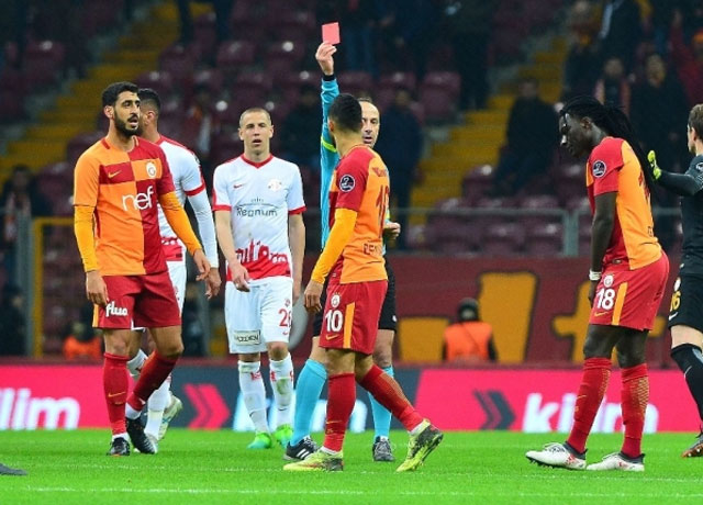 Ne yaptın Belhanda! Fenerbahçe derbisinde de…