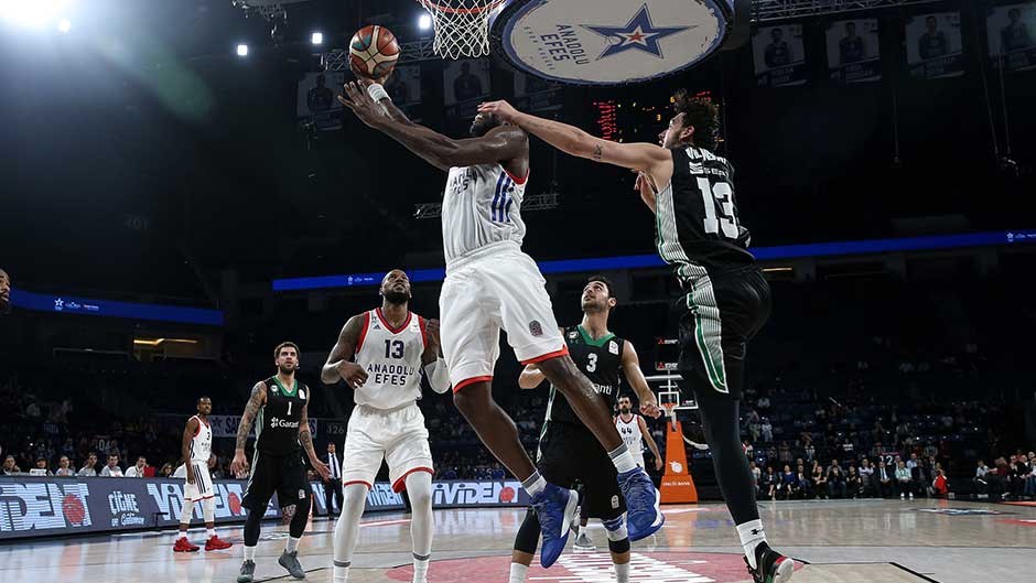 Anadolu Efes seriye kazanarak başladı!