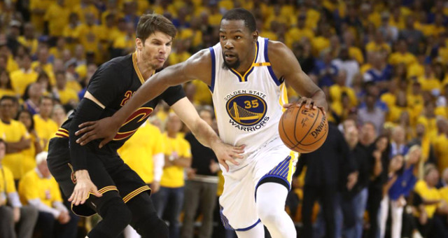 NBA Finalinde Golden State Warriors, Cleveland’ı Yenerek Seride 2-0 Öne Geçti