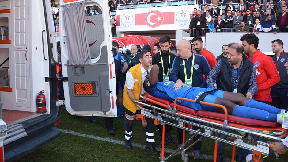 Tribünden şişe atıldı, kupadaki maç tatil edildi