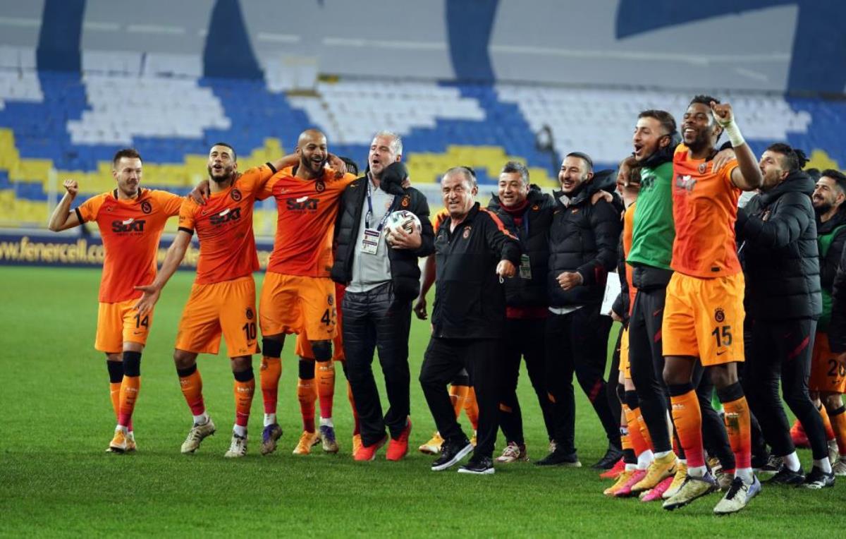 Derbi galibiyeti sonrası Galatasaray Fenerbahçe’ye art arda göndermeler yaptı